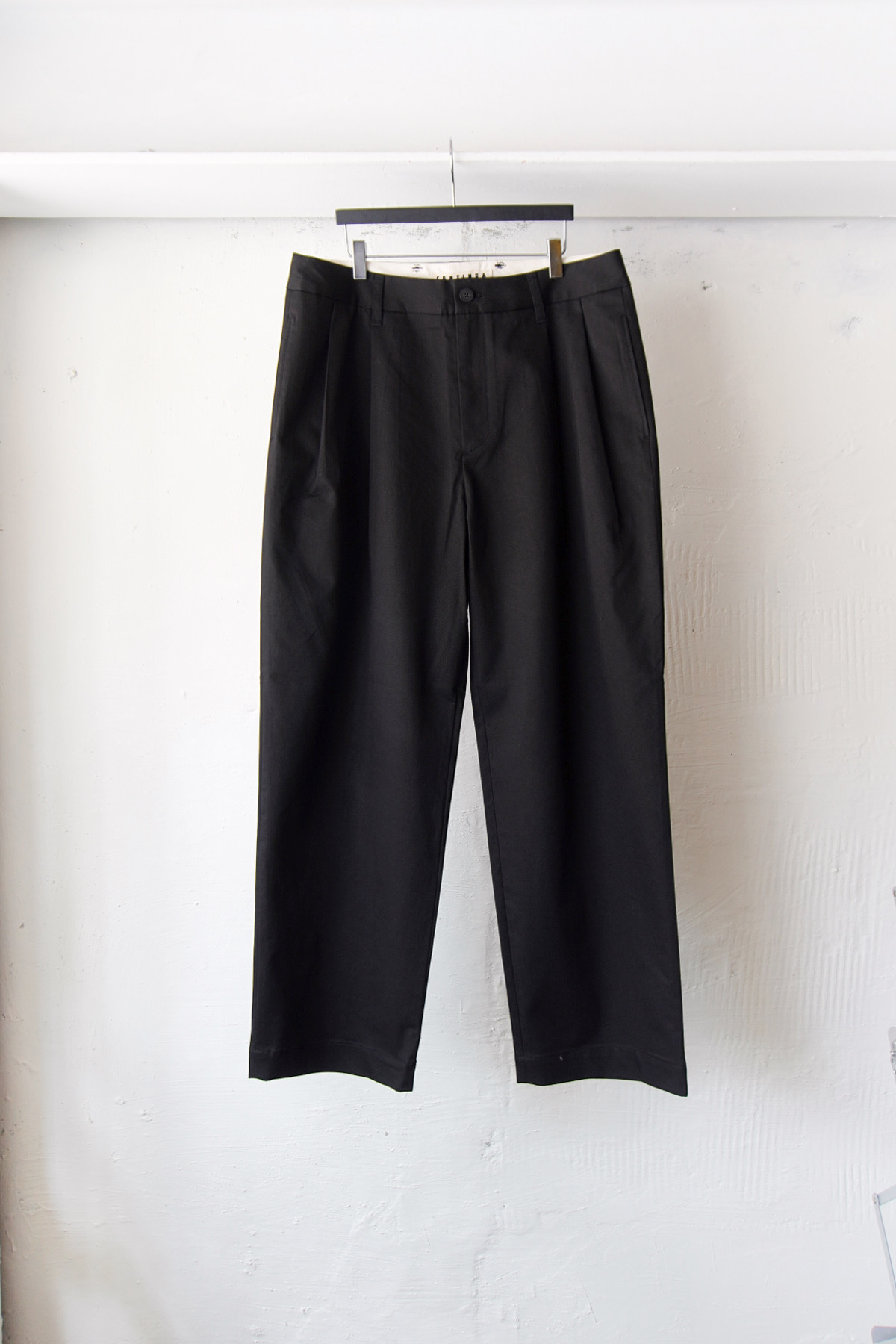 [CONTINUA]  Two Tuck Chino Pants - Black